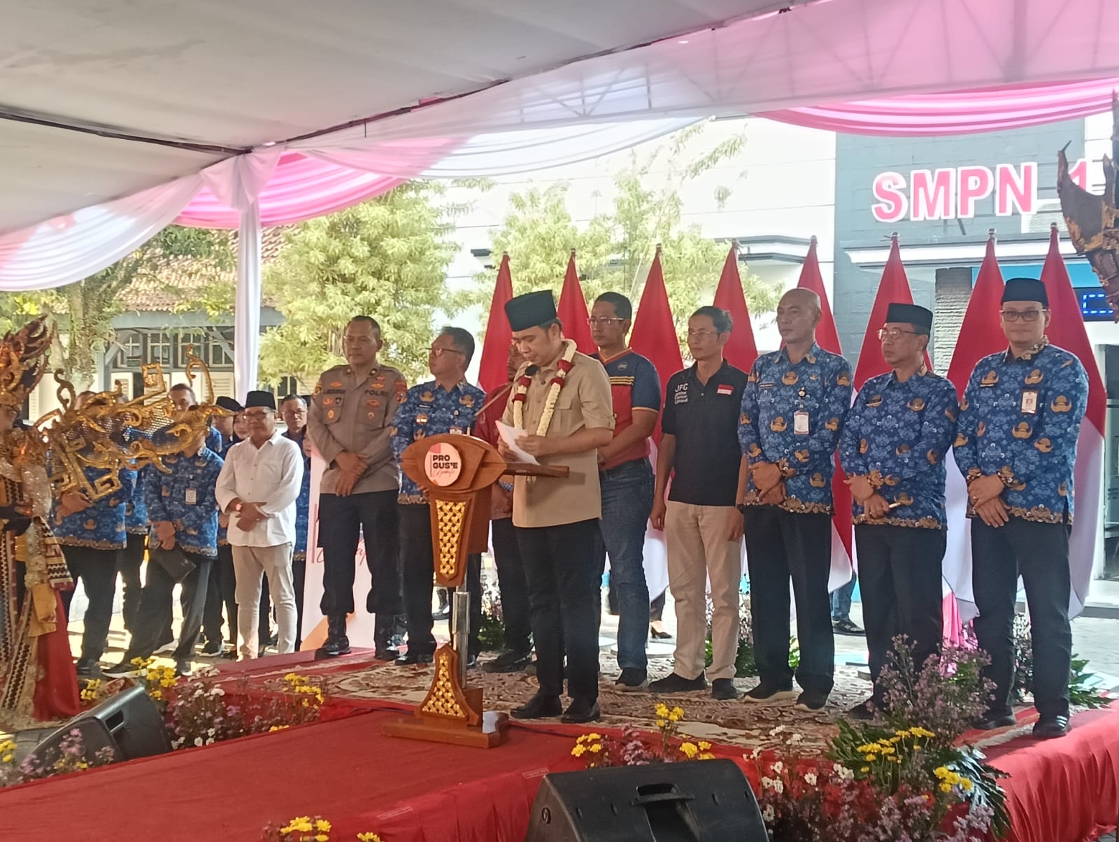 TAK ADA VVIP, GUS FAWAIT AJAK WARGA NOBAR FINAL PIALA DUNIA BARENG DI ALUN-ALUN