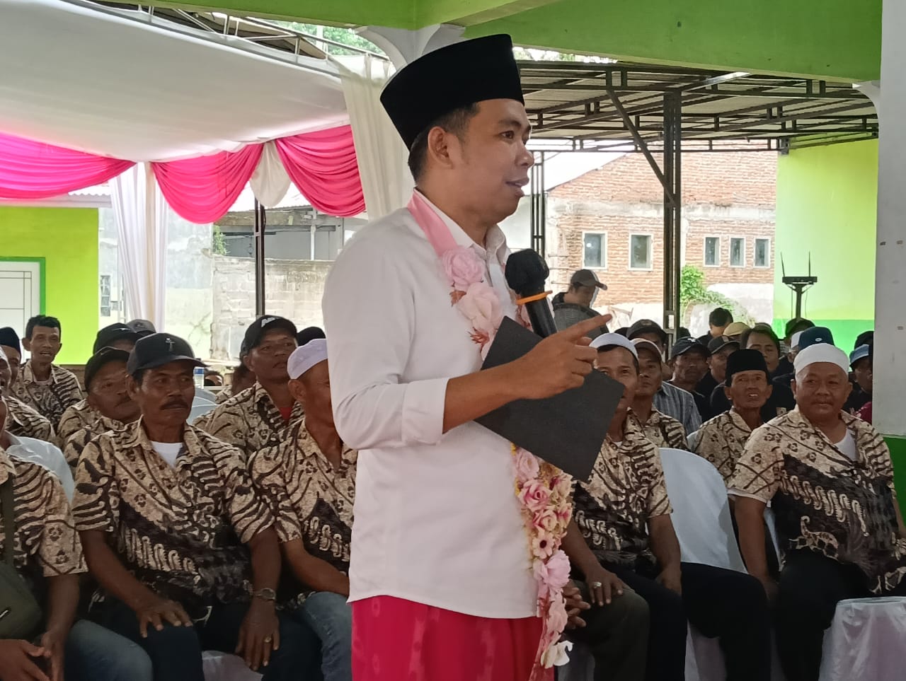 DARI JALAN RUSAK HINGGA BEASISWA, WARGA SUKOWONO ‘CURHAT’ LANGSUNG KE BUPATI LEWAT GUS’E MENYAPA