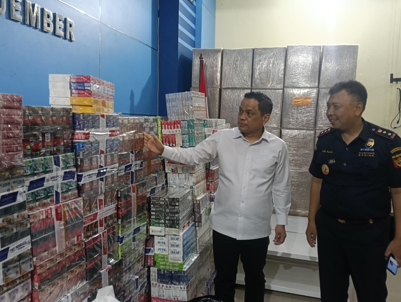 ROKOK ILEGAL TEMBUS HAMPIR 10 JUTA BATANG, ANGGOTA DPR RI CHARLES MEIKYANSAH SOROT MODUS PERDAGANGAN ONLINE