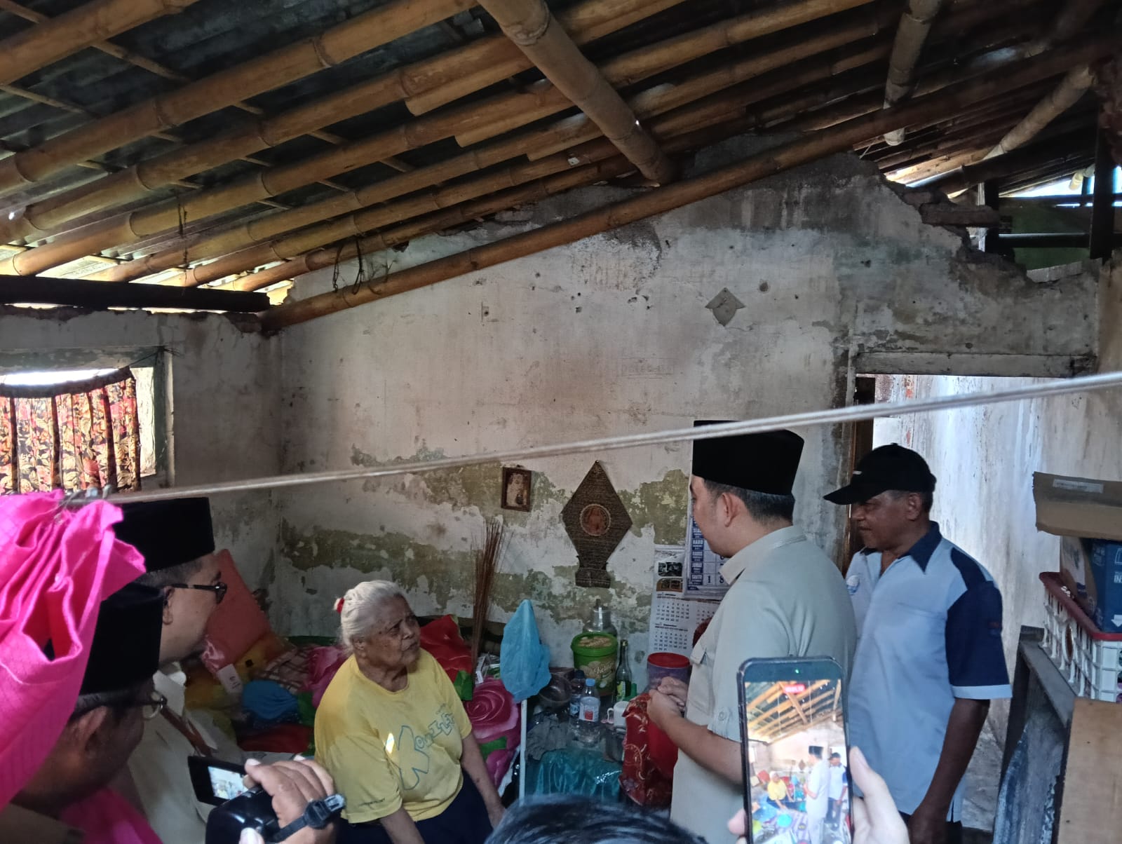 bikin-haru-bupati-jember-antar-langsung-bantuan-pangan-ke-rumah-lansia