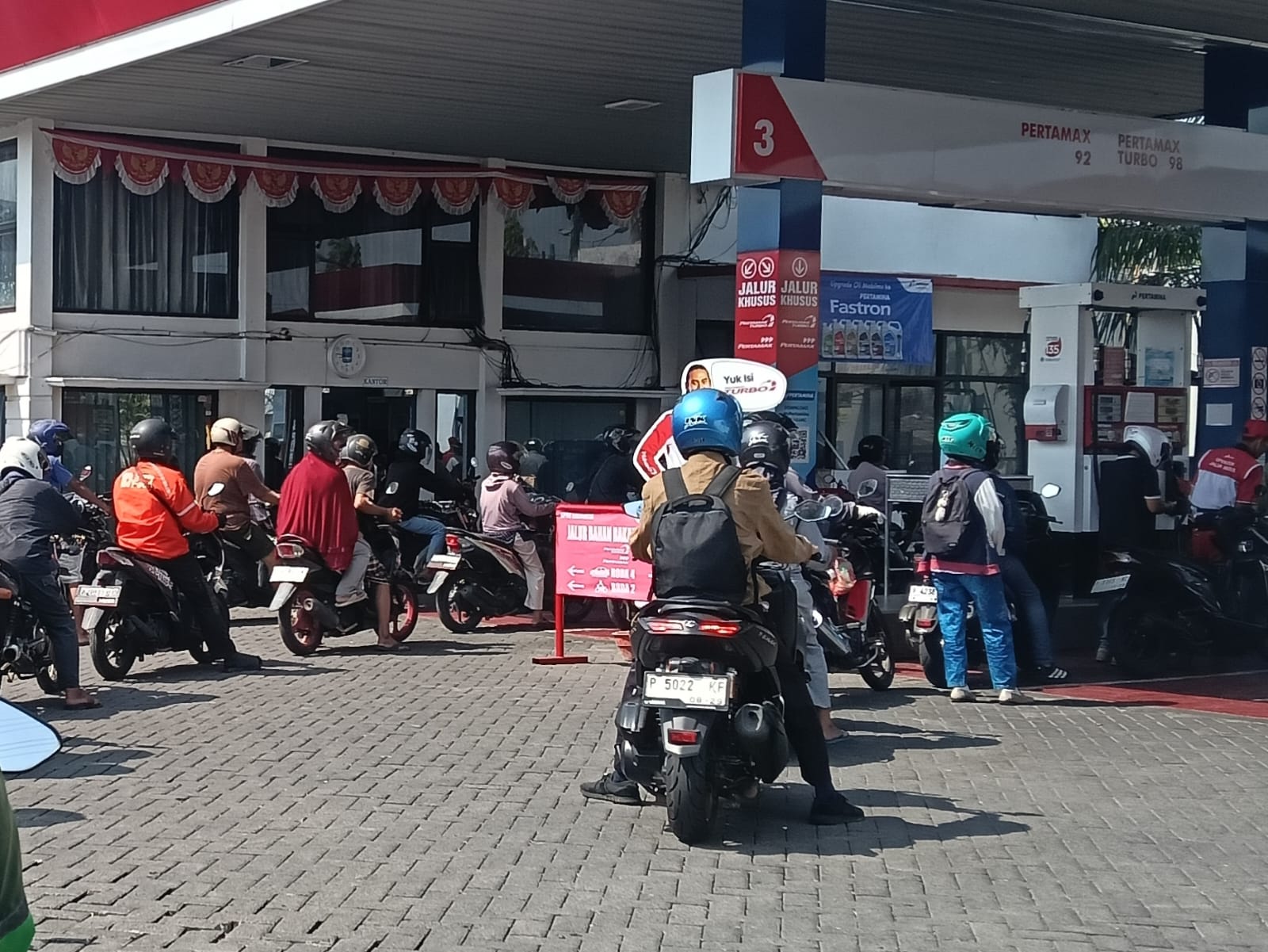 ANTREAN BBM JEMBER MULAI TERURAI, PERTAMINA TAMBAH PASOKAN HINGGA 700 KILOLITER PER HARI