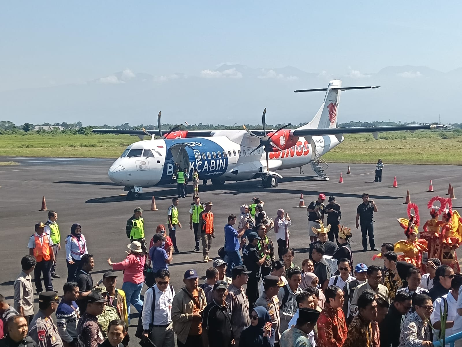RESMI TERBANG! KINI JEMBER–SURABAYA HANYA 40 MENIT, GUS FAWAIT: INI PINTU KE DUNIA