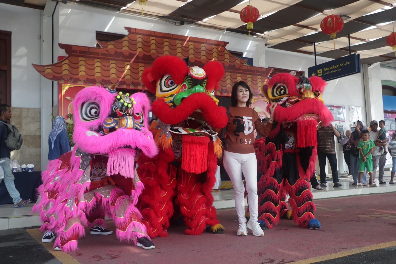 kai-daop-9-jember-semarakkan-imlek-dengan-barongsai-di-stasiun