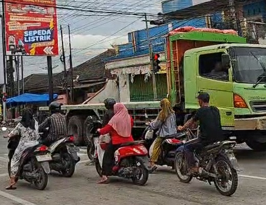 macet-puger-dikeluhkan-pemkab-terapkan-relaksasi-jam-operasional-kendaraan-berat