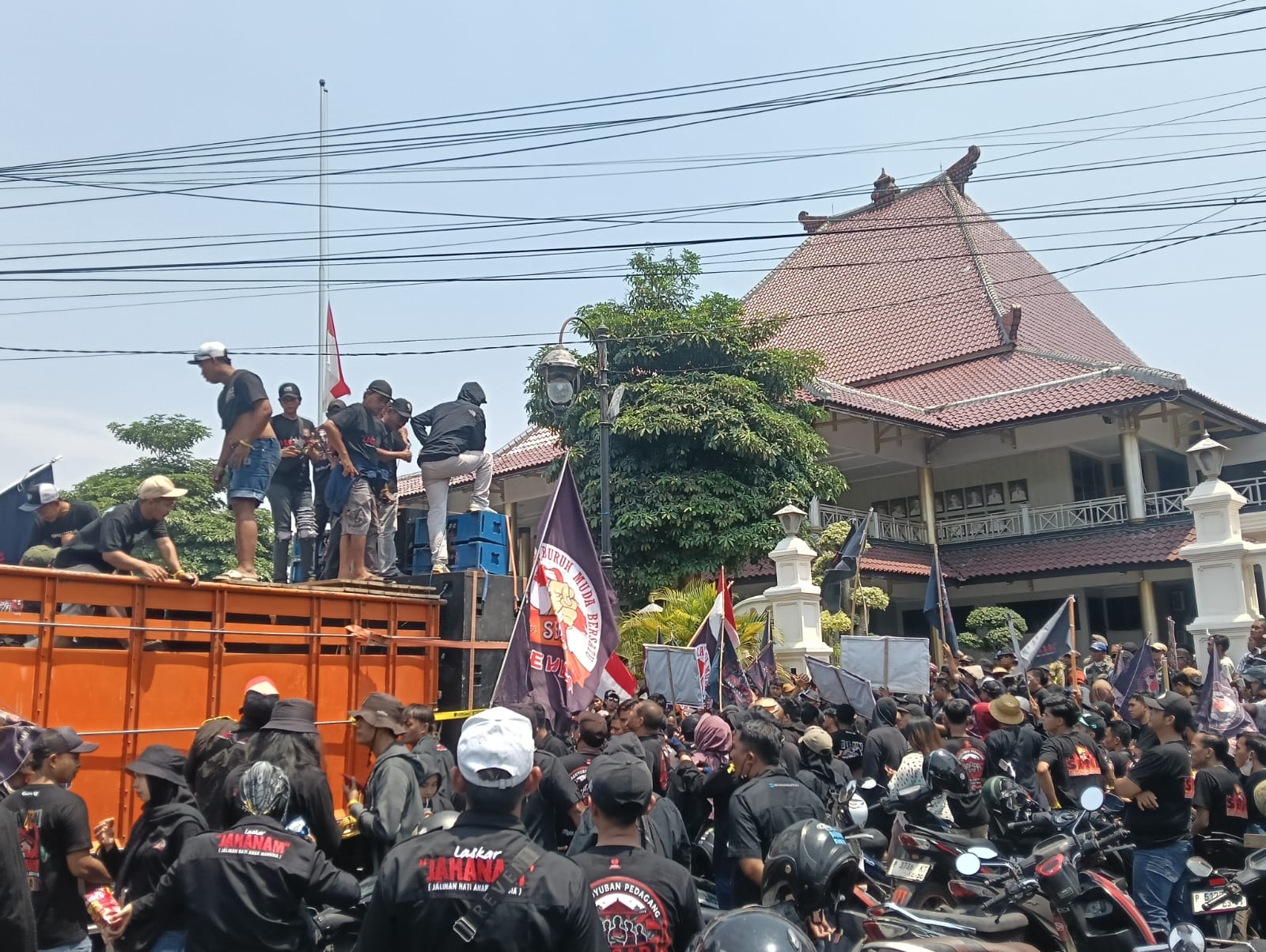 kecewa-penataan-pasar-tanjung-massa-lempar-tomat-ke-kantor-pemkab-jember