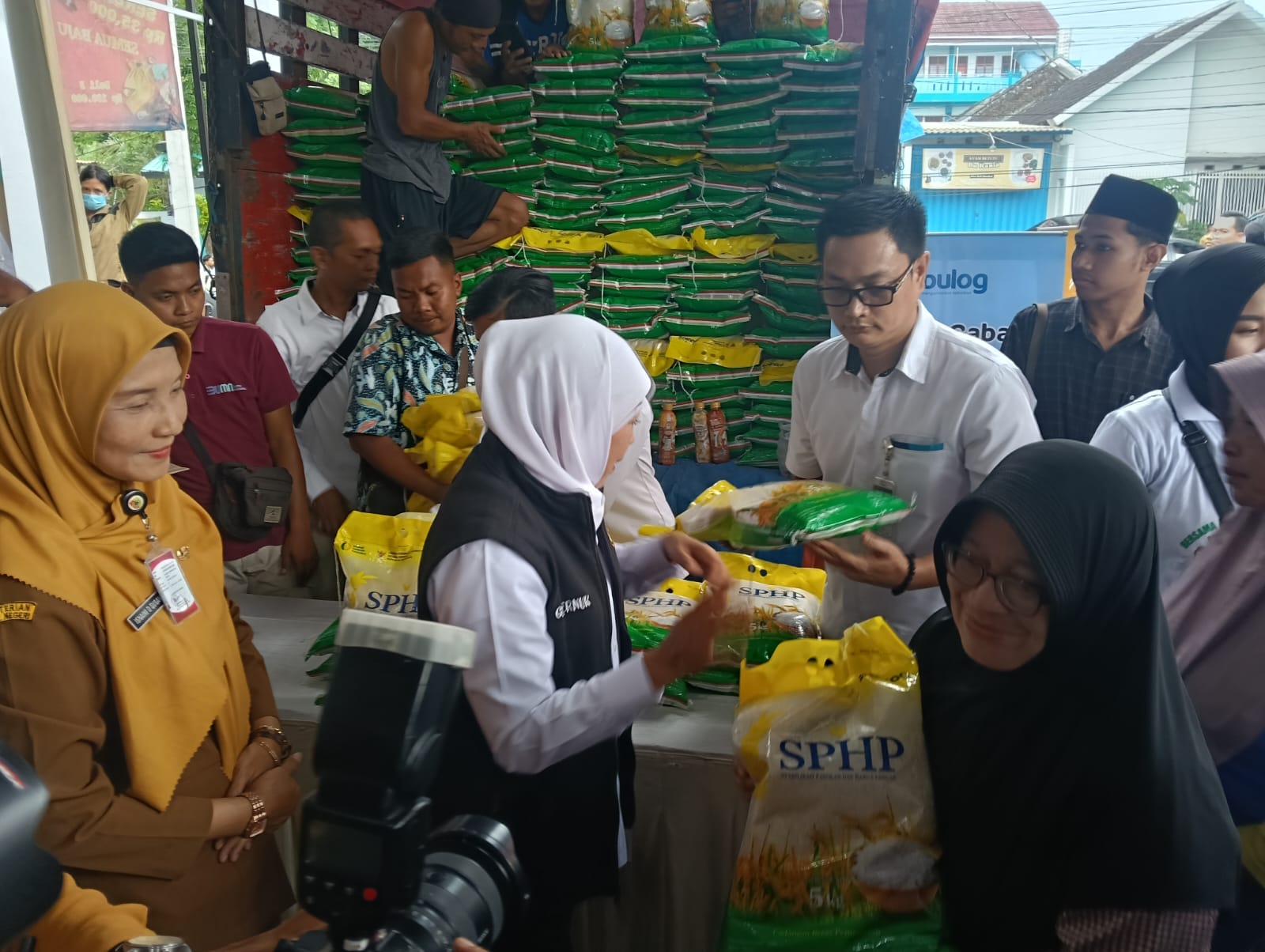 BULOG JEMBER GELONTORKAN 2 TON BERAS UNTUK STABILKAN HARGA SELAMA RAMADAN