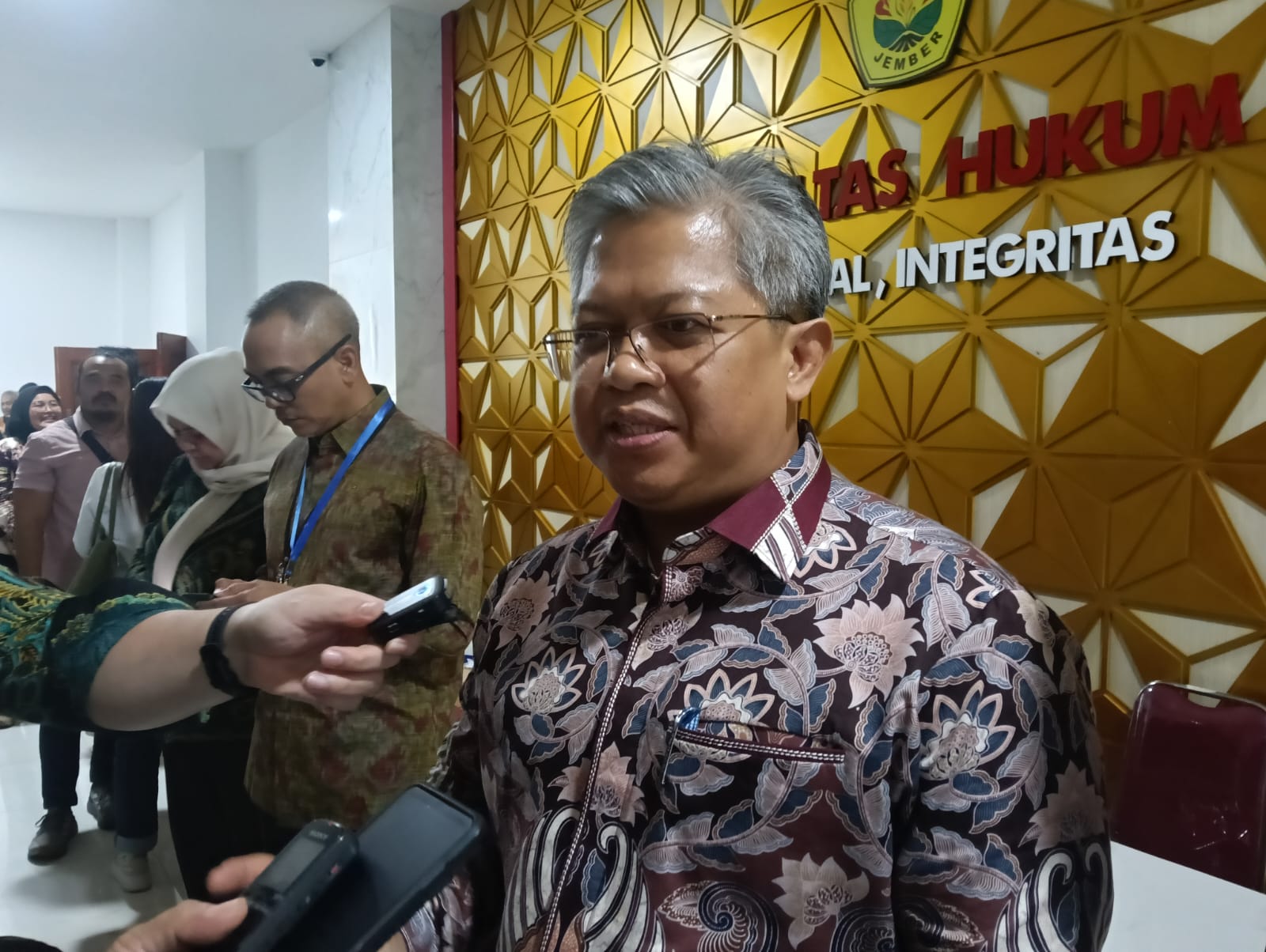 ramai-laporan-pencemaran-nama-baik-dekan-fh-unej-beberkan-perbedaan-kritik-dan-penghinaan