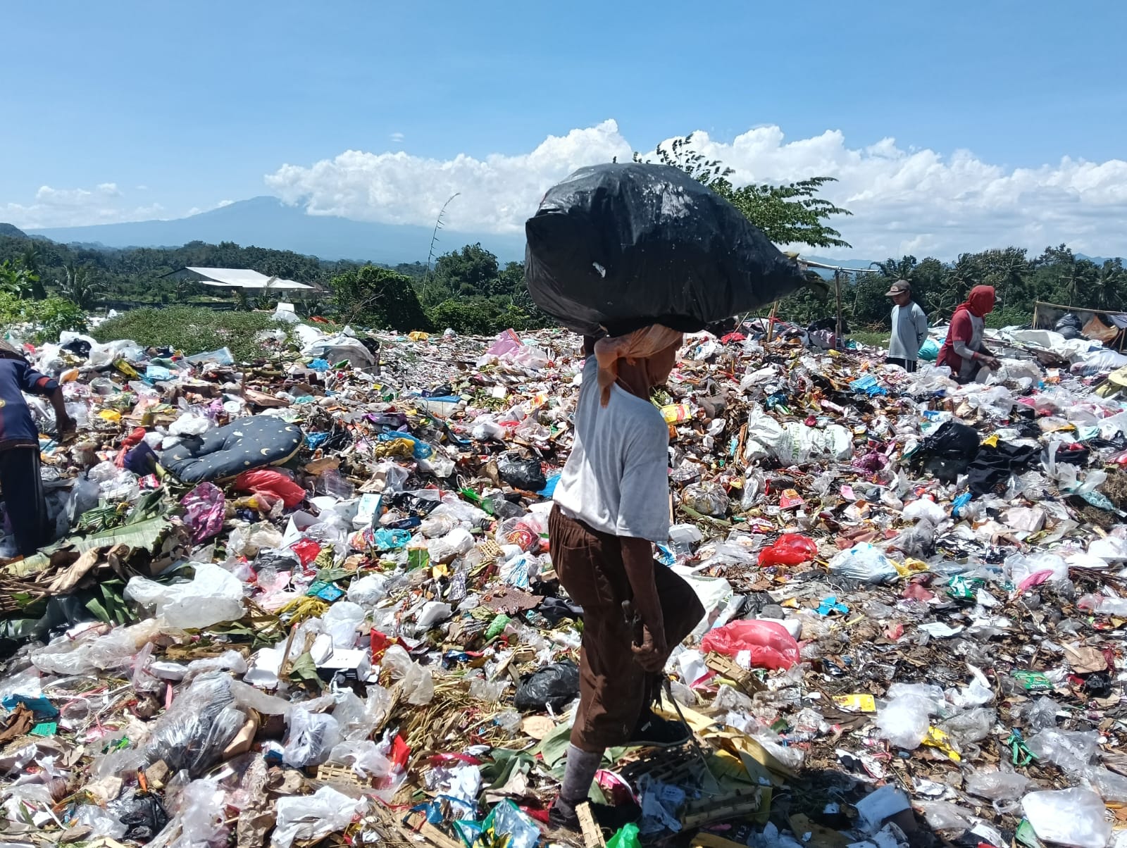KETIBAN SAMPUR MASALAH SAMPAH, BUPATI FAWAIT TEGASKAN: AKAN KITA SELESAIKAN!