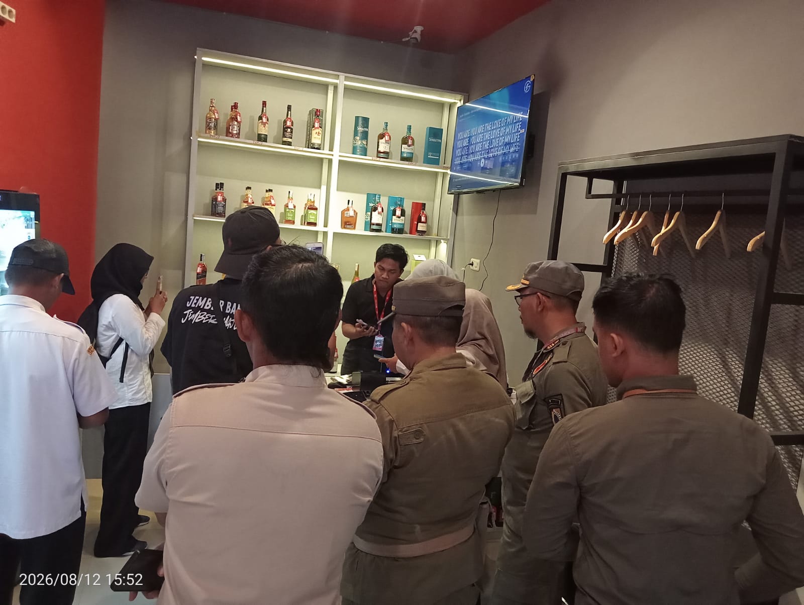 baru-dibuka-dan-viral-di-medsos-outlet-miras-di-jember-mendadak-ditutup-petugas