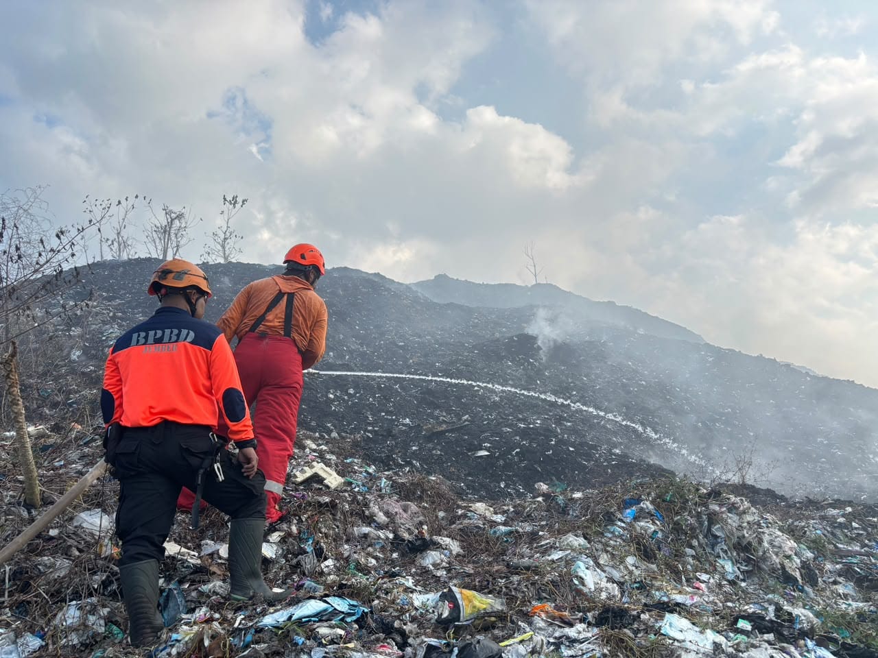 KEBAKARAN TPA PAKUSARI BONGKAR MASALAH LAMA, DPRD JEMBER DESAK PEROMBAKAN TOTAL PENGELOLAAN SAMPAH