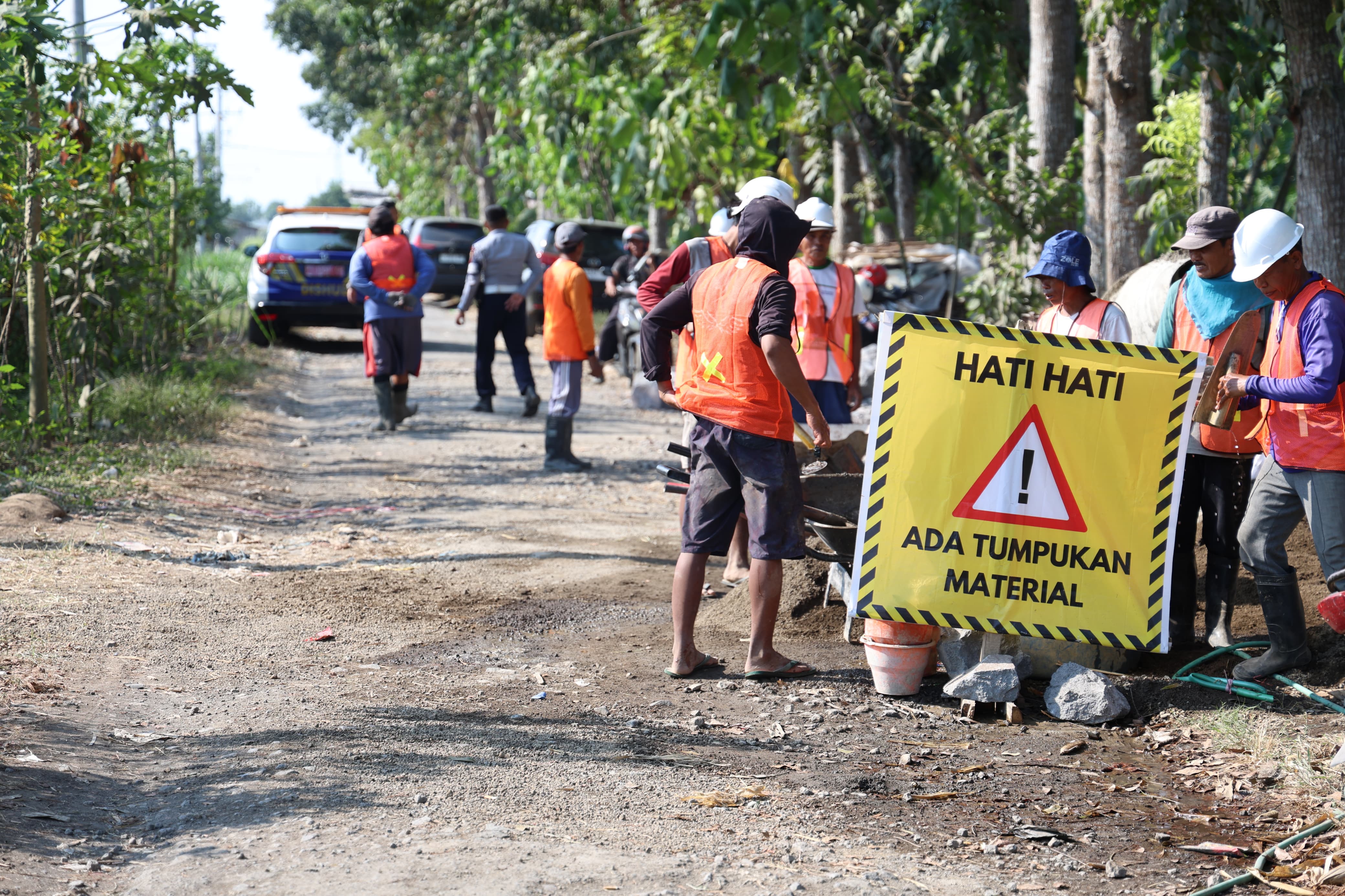 AKHIRNYA! JALAN RUSAK WONOJATI–SRUNI SEGERA DIASPAL, PEMKAB JEMBER GELONTORKAN Rp1,48 MILIAR