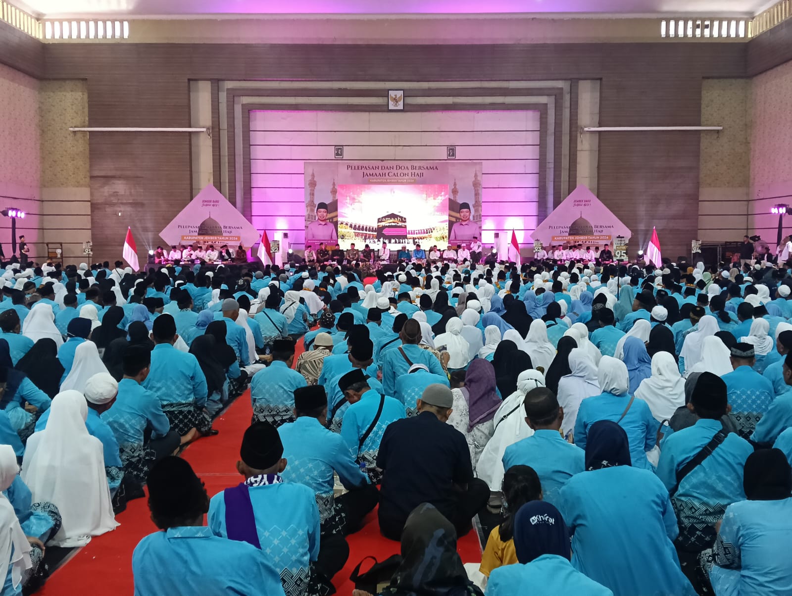 2.956 CALON JEMAAH HAJI JEMBER DILEPAS, BUPATI TITIP DOA UNTUK INDONESIA