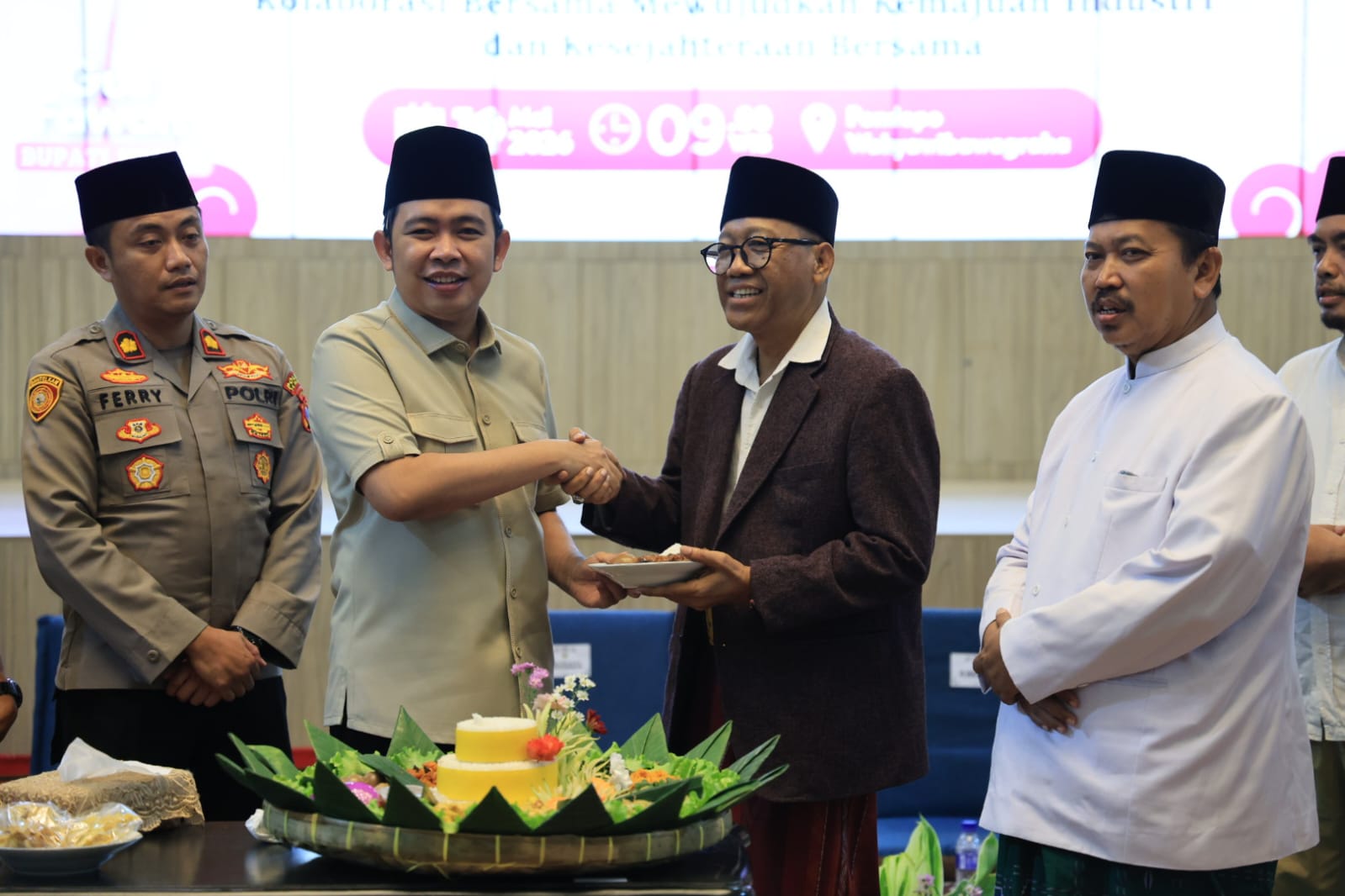 jember-rayakan-may-day-dengan-cara-tak-biasa-diisi-doa-makan-bersama-dan-jalan-sehat
