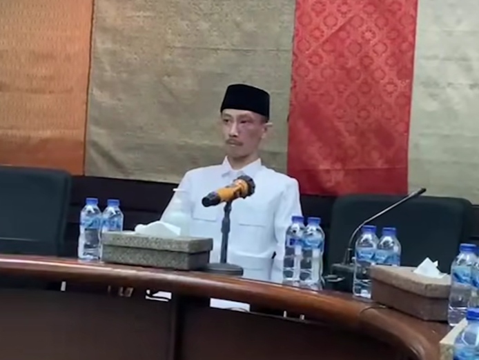 BUNTUT MEROKOK DAN MAIN GAME SAAT RAPAT, ANGGOTA DPRD DIANCAM DIBERHENTIKAN