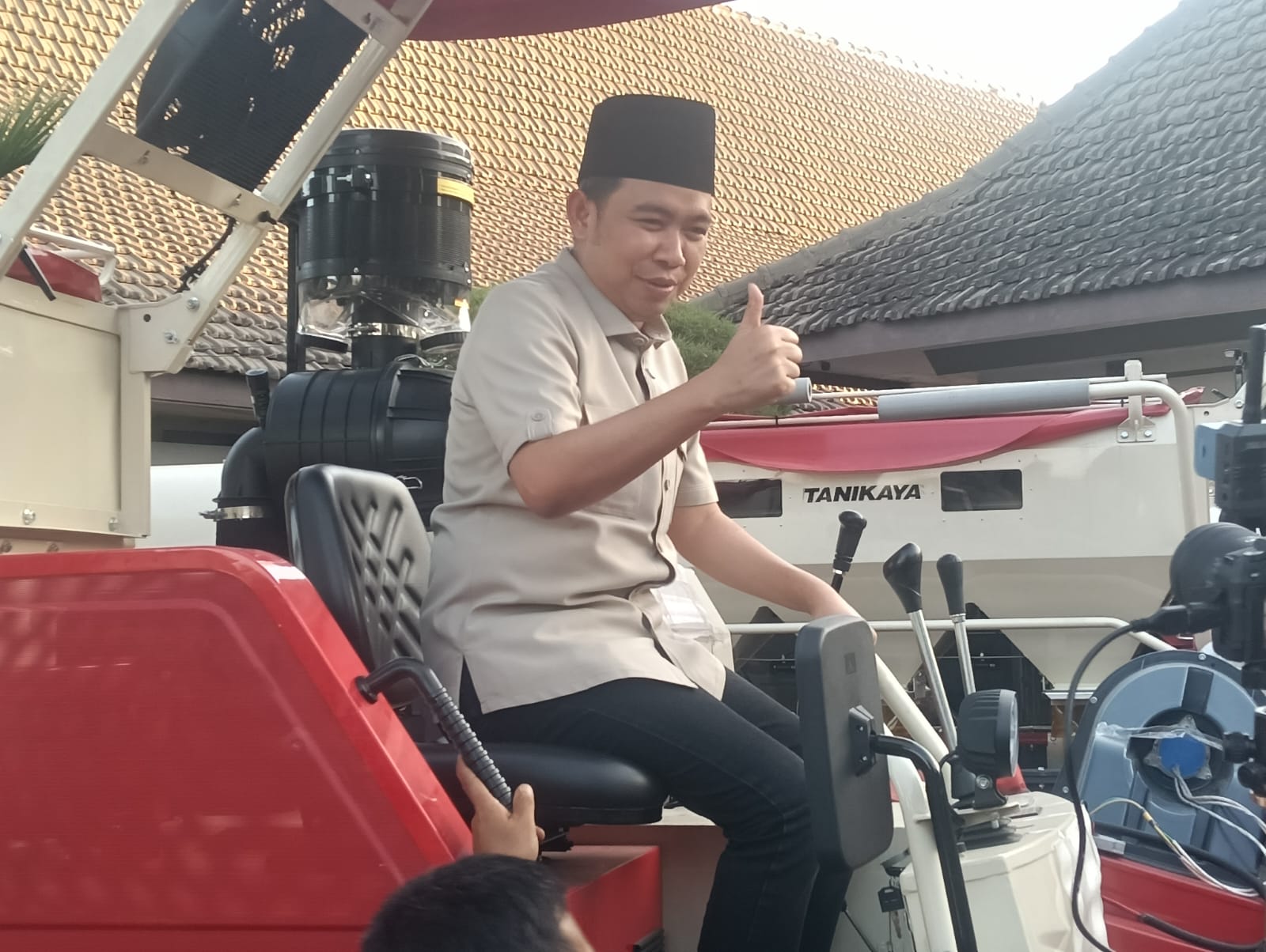tak-hanya-perbaiki-irigasi-gus-fawait-optimalkan-7070-hektar-lahan-demi-swasembada-pangan
