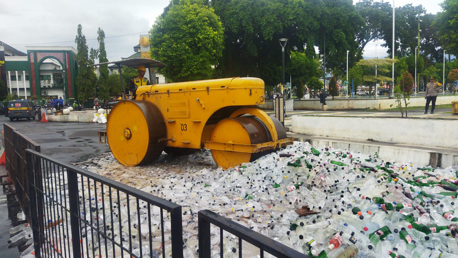 JAGA KONDUSIFITAS RAMADAN, RIBUAN BOTOL MIRAS DAN NARKOTIKA DIMUSNAKAN