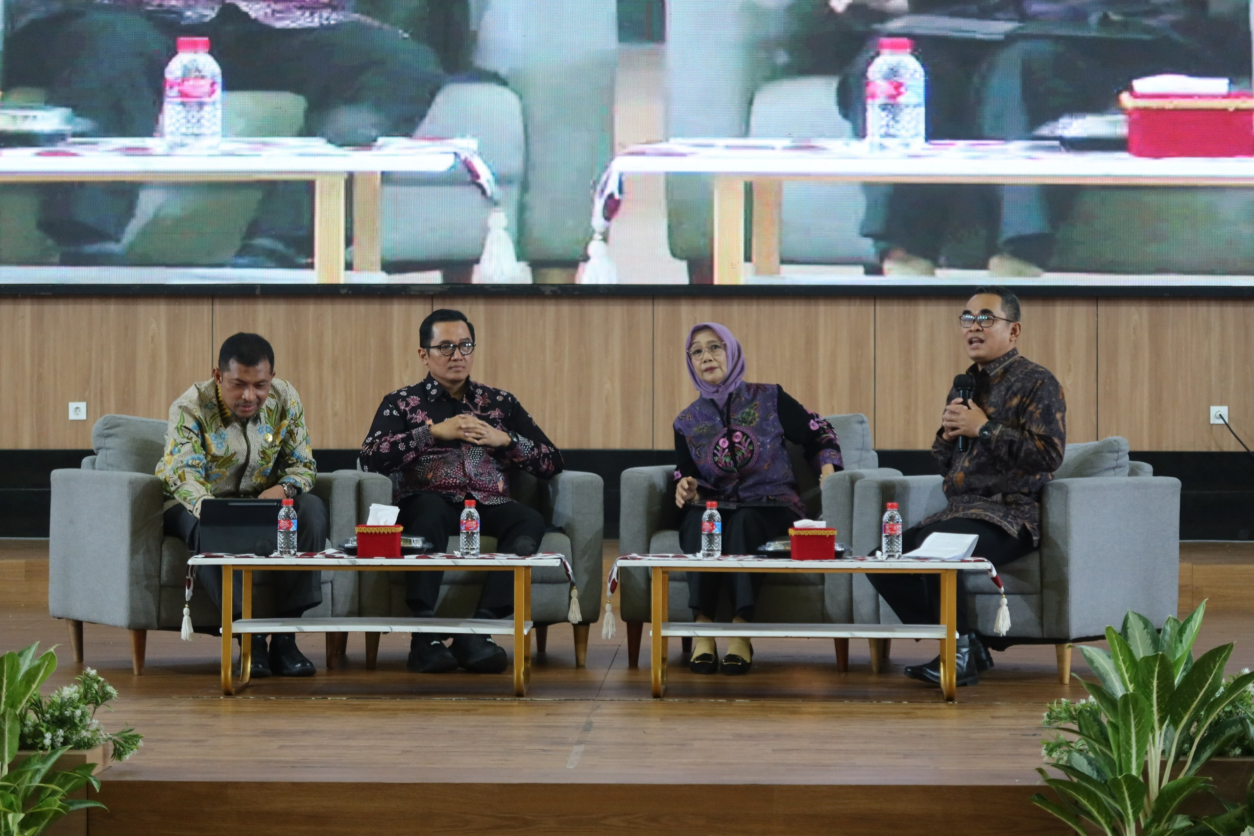 OJK DAN UNEJ BEKALI GENERASI MUDA DENGAN LITERASI KEUANGAN DIGITAL