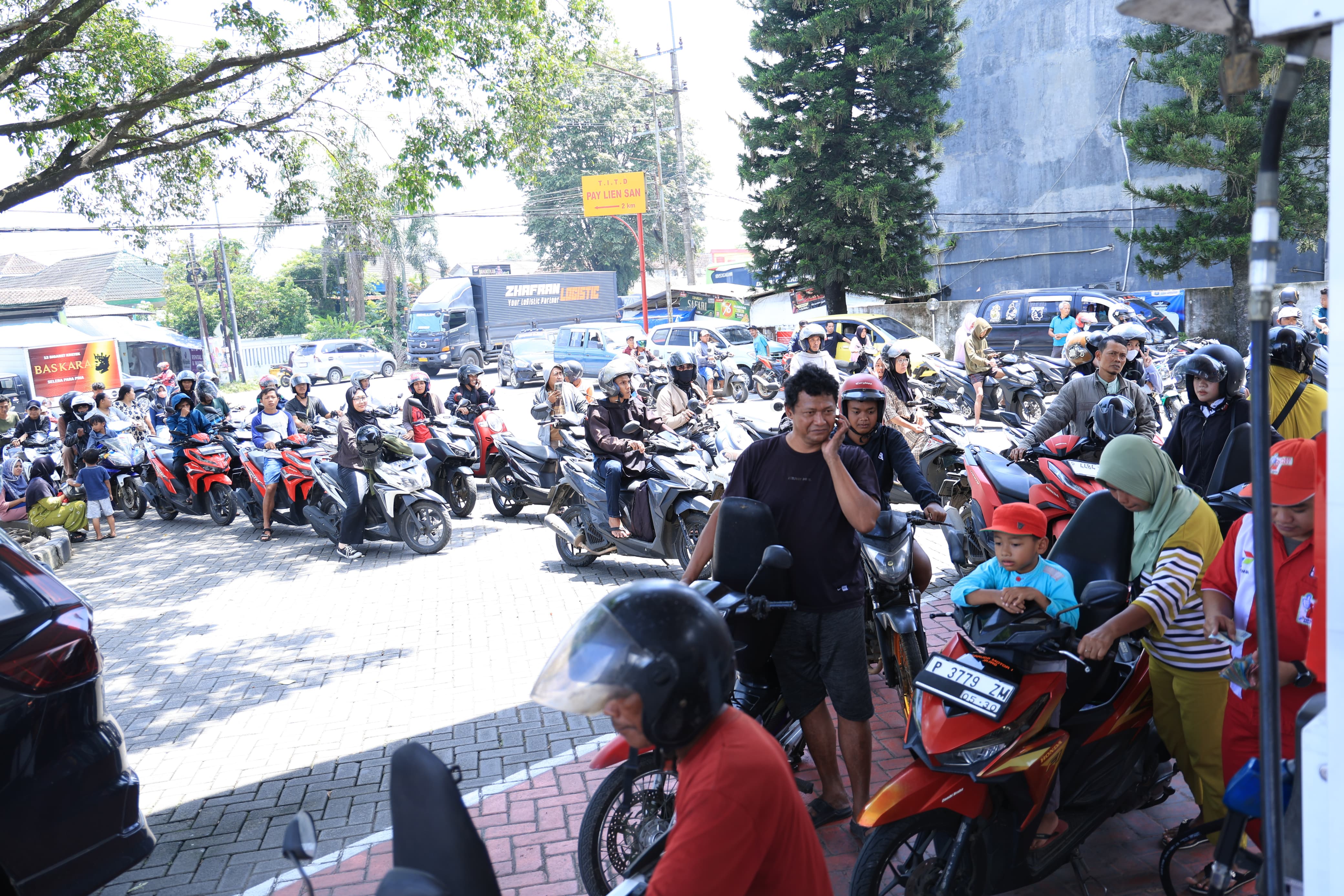ANTREAN BBM KEMBALI MENGULAR DI JEMBER, BUPATI LAYANGKAN PROTES KE PERTAMINA