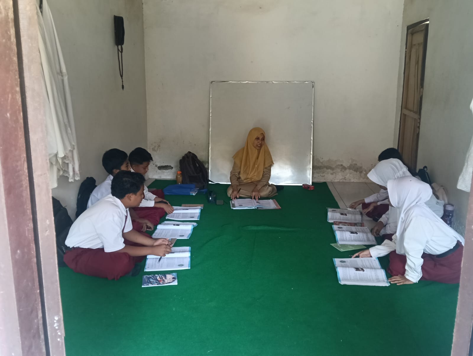 gedung-sekolah-dibongkar-puluhan-siswa-sdn-sumberanget-01-belajar-di-musala