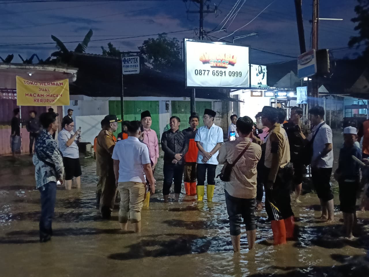banjir-buatkan-vod-naik-siang-ini-tinjau-banjir-di-tengah-program-bunga-desaku-bupati-fawait-siapkan-penanganan-darurat