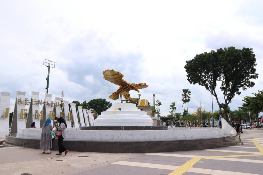 ALUN-ALUN KECAMATAN DISULAP JADI PUSAT EKONOMI, BUPATI FAWAIT SIAPKAN KONSEP STREET FOOD