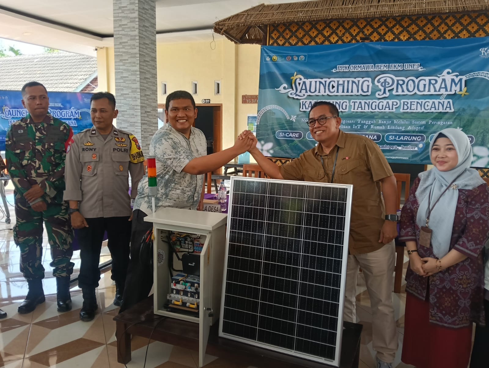 antisipasi-banjir-pemdes-nogosari-dan-mahasiswa-unej-pasang-ews-berbasis-iot