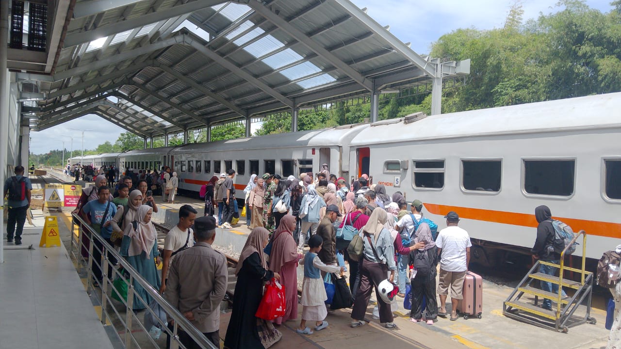 h2-lebaran-lonjakan-penumpang-kereta-api-di-daop-9-jember-capai-12-ribu-orang