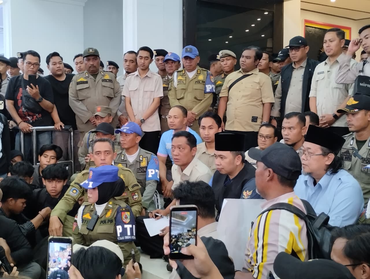 warga-tolak-alih-fungsi-hutan-untuk-yon-tp-silo-gus-fawait-tampung-aspirasi