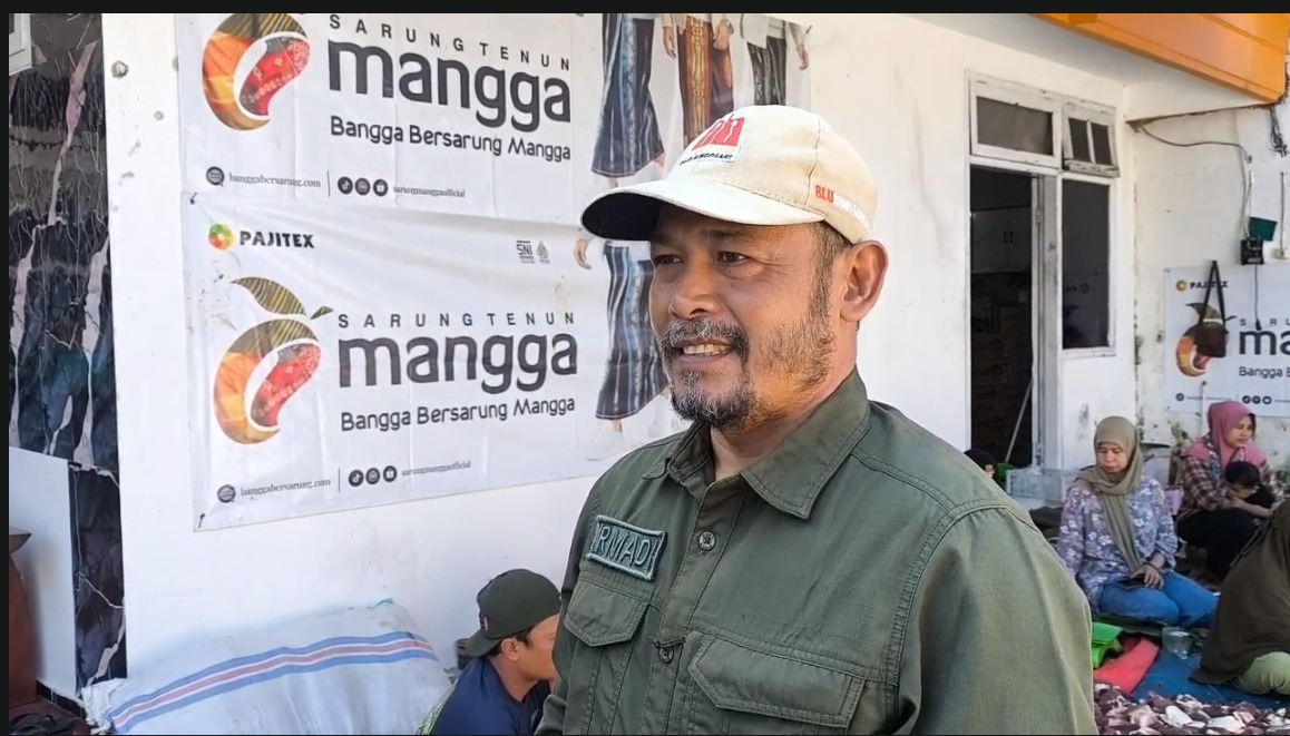 tak-pakai-kantong-plastik-peternak-di-jember-bagikan-daging-kurban-dengan-daun-jati