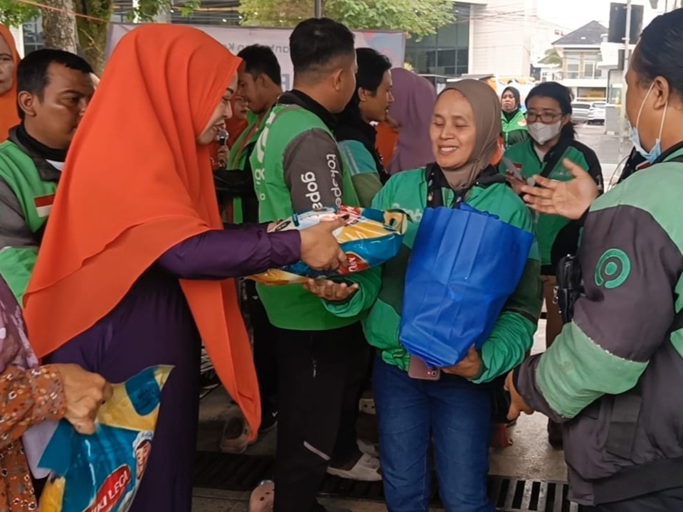 100 OJOL PEREMPUAN DAPAT BANTUAN SEMBAKO, SOSOK DONATURNYA TERNYATA MANTAN DRIVER YANG KINI TINGGAL DI AS