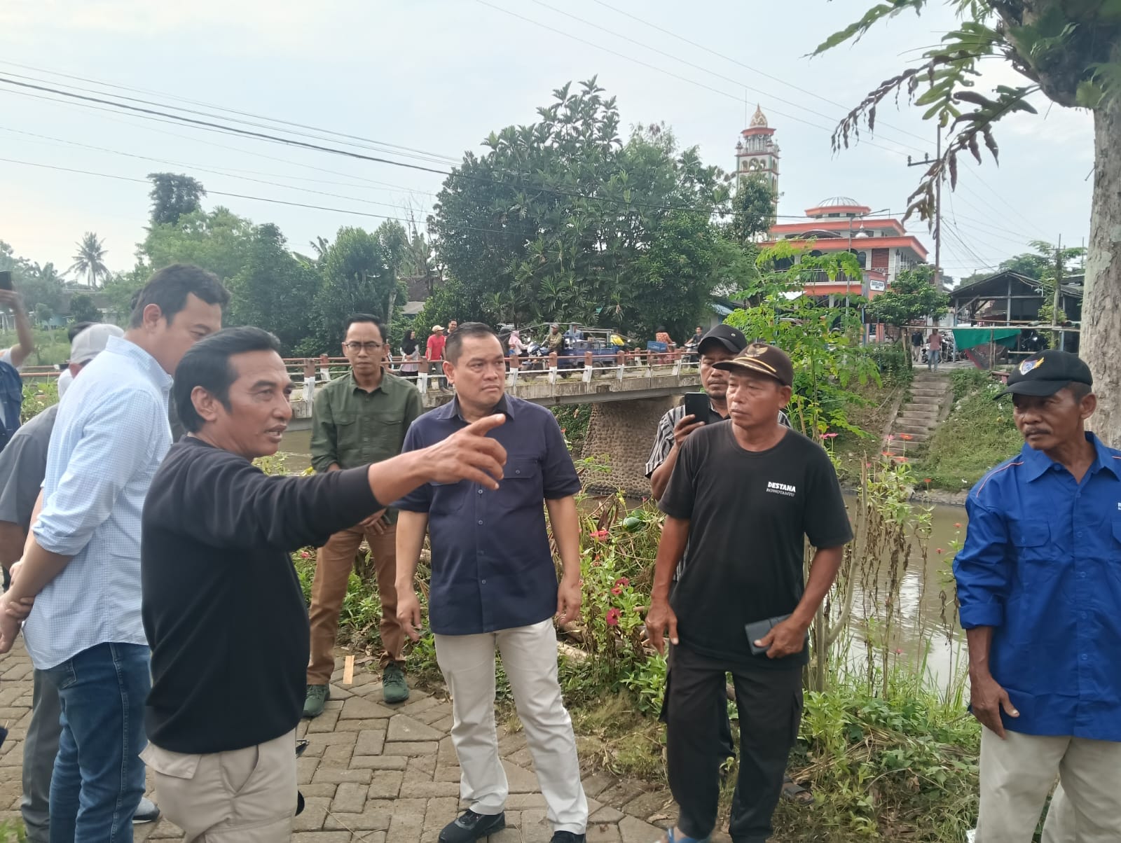CHARLES MEIKYANSYAH TINJAU KORBAN BANJIR DI JEMBER, SALURKAN LOGISTIK DAN DONASI Rp100 JUTA UNTUK WARGA TERDAMPAK