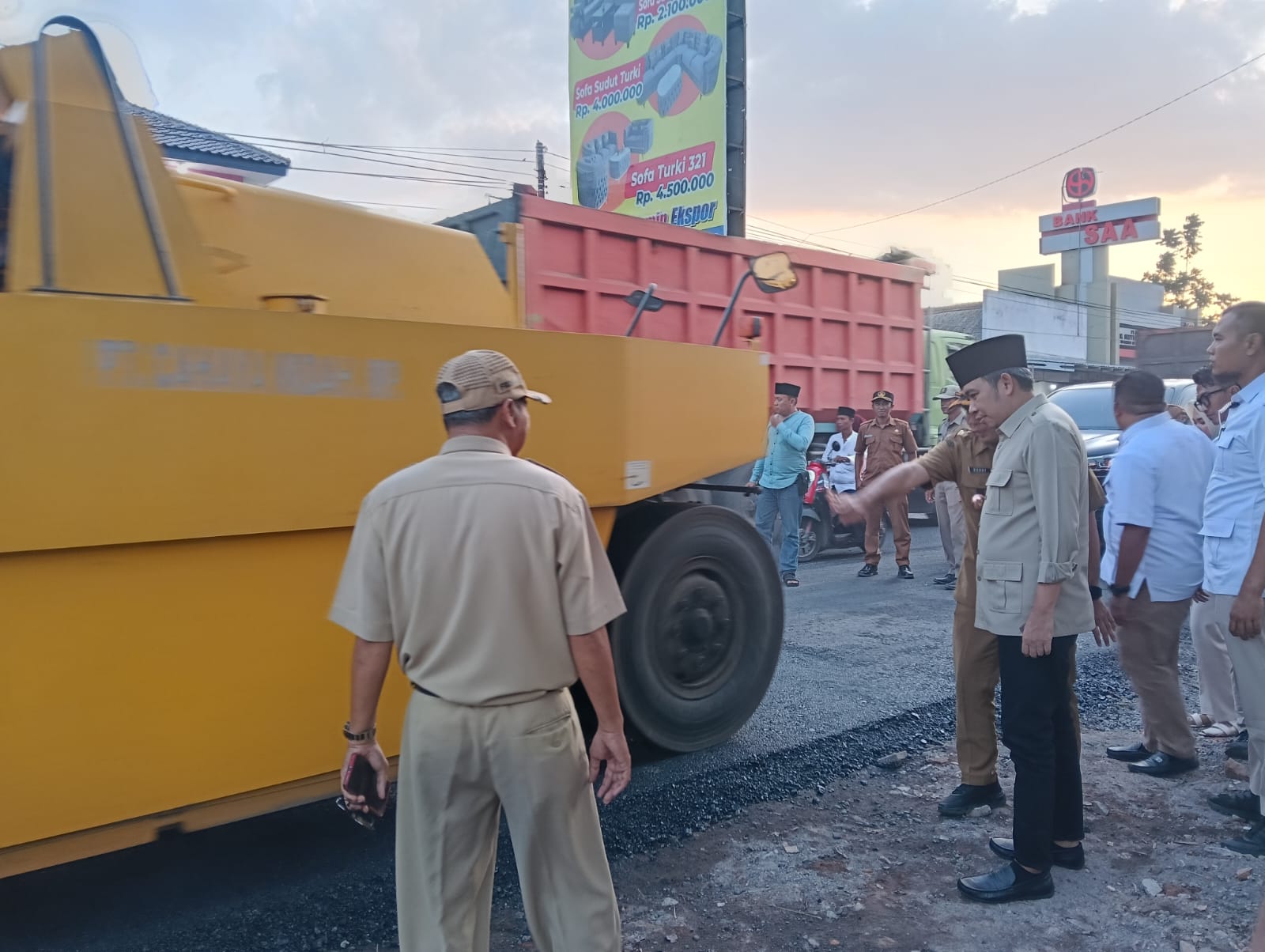 RESPON KELUHAN WARGA, BUPATI FAWAIT DORONG PERBAIKAN JALAN PROVINSI DI JEMBER SELATAN