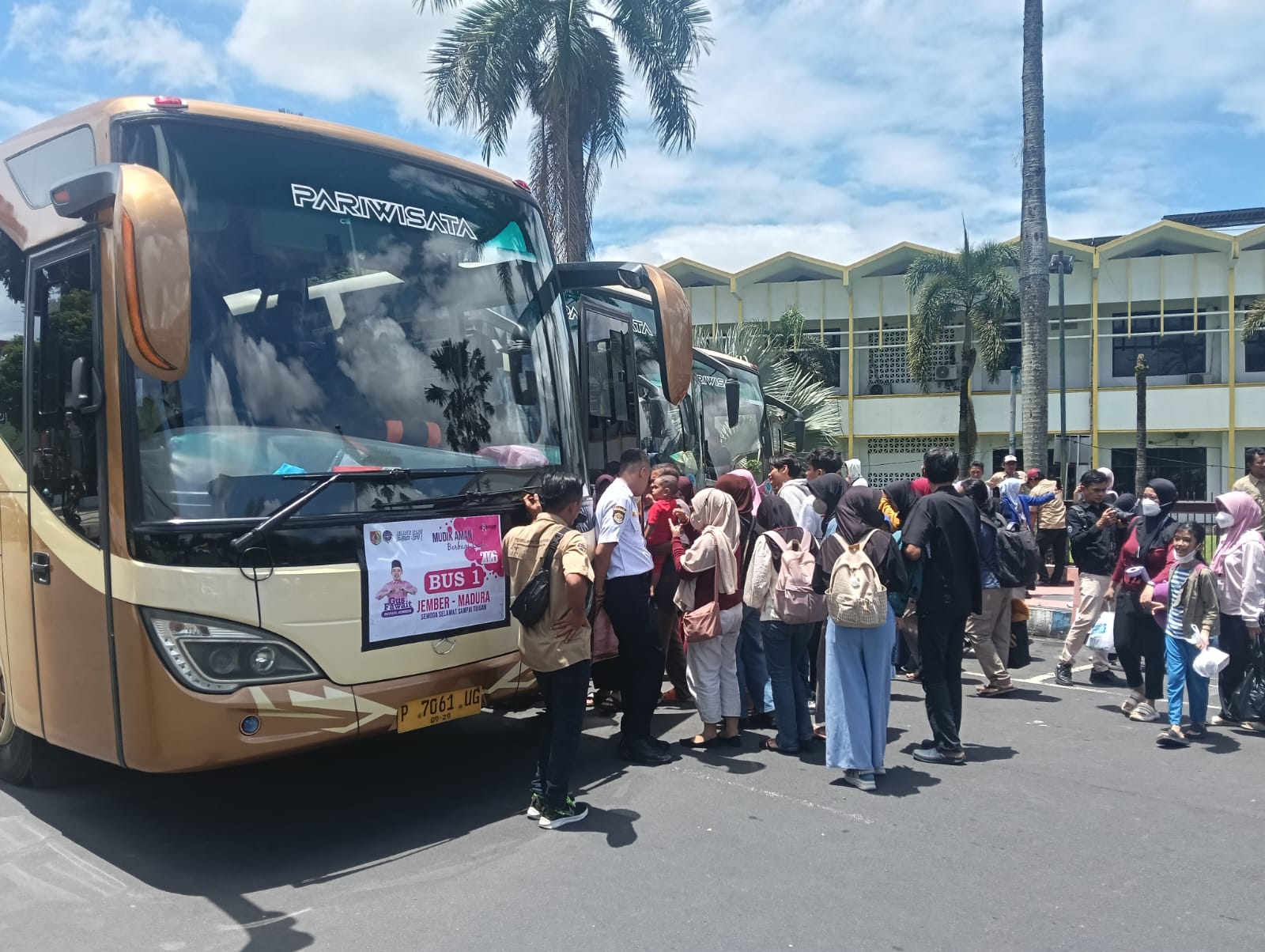 tekan-risiko-kecelakaan-pemkab-jember-sediakan-mudik-gratis-untuk-ratusan-warga